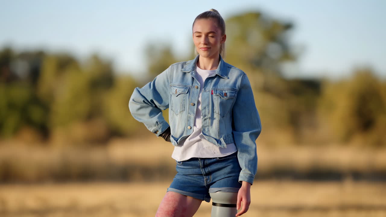 Donna con una gamba prostetica che indossa una giacca di jeans e pantaloncini