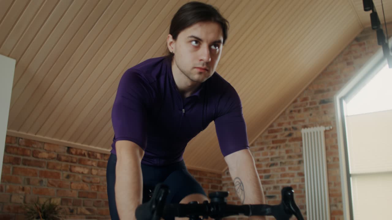 실내 자전거 타는 남자