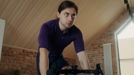 hombre en bicicleta en interior