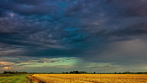 un disparo revelador de una cizalladura de viento en un día brillante y campos de cultivos con un viento ligero