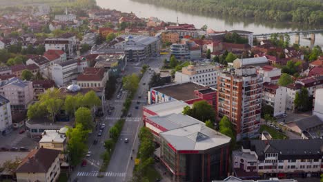 Hiper-Lapso-Rápido-Y-Rápido-Pero-Hermoso-Y-Constante-En-El-Centro-Del-Distrito-De-Brcko-De-La-Pequeña-Ciudad-En-Bosnia-Y-Herzegovina