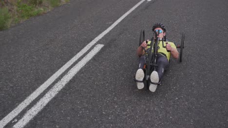 Behinderter-Mann,-Der-Ein-Liegefahrrad-Fährt