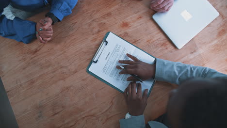 reunión de negocios y firma de contratos