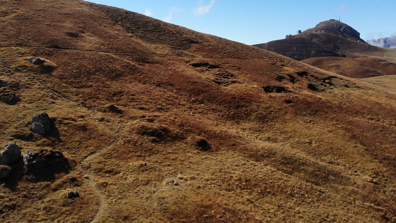 revelan disparo de drone sobre montañas dolomitas en italia