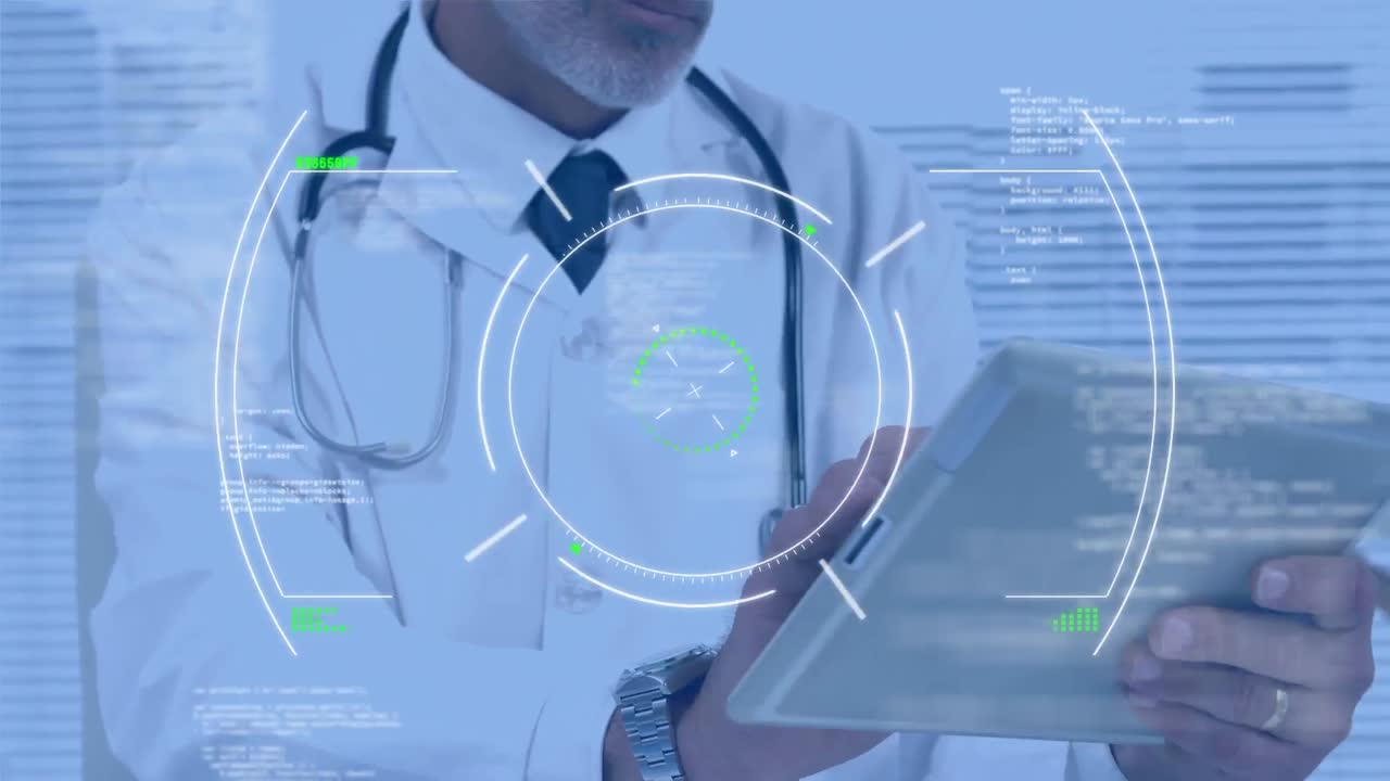 animación de escaneo de alcance sobre médico sénior de sexo masculino biracial usando una tableta digital en el hospital.