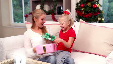 Madre-E-Hija-Intercambiando-Regalos-En-Navidad