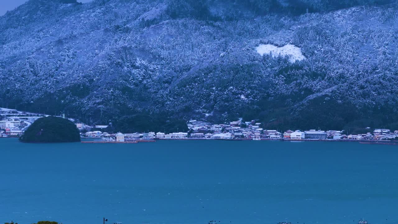 Giornata invernale gelida sulle isole Oki, porto di Beppu a Nishinoshima sullo sfondo
