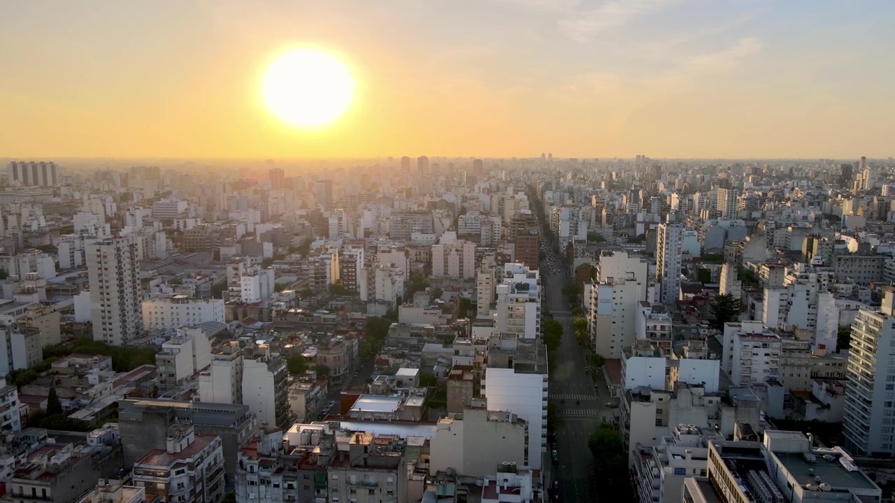 Vista aérea com sol baixo de Monserrat, Buenos Aires, Argentina - Drone 4k