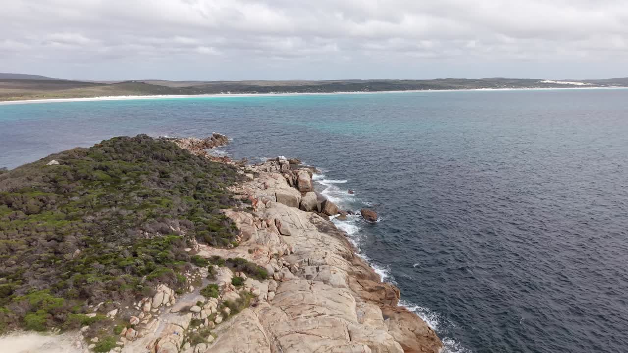 Filmagem de drone da costa de Cheynes Beach e do povoado.
