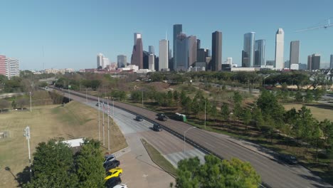 Este-Video-Es-Sobre-Una-Vista-Aérea-Del-Horizonte-De-Houston-Desde-El-Parque-Elanor-Tinsley