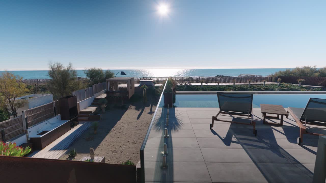 프론티냥의 열대 바다가 내려다보이는 빌라 전용 수영장을 따라 느린 돌리 샷