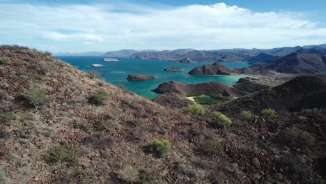 Bahía-Concepción,-Baja-California-Sur,-México---Una-Vista-Panorámica-De-Las-Aguas-Azules-Y-Los-Islotes---Toma-Aérea-De-Drones