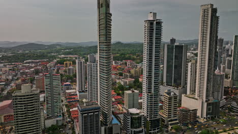 Ciudad-De-Panama-Antena-V17-Vuelo-Alrededor-Del-Condominio-Club-Náutico-Capturando-Propiedades-Residenciales-Frente-Al-Mar-A-Lo-Largo-De-La-Av