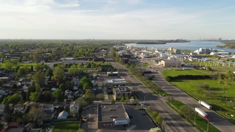 Municipio-De-Wyandotte-Con-Horizonte-De-Detroit-En-El-Horizonte,-Vista-Aérea-De-Drones