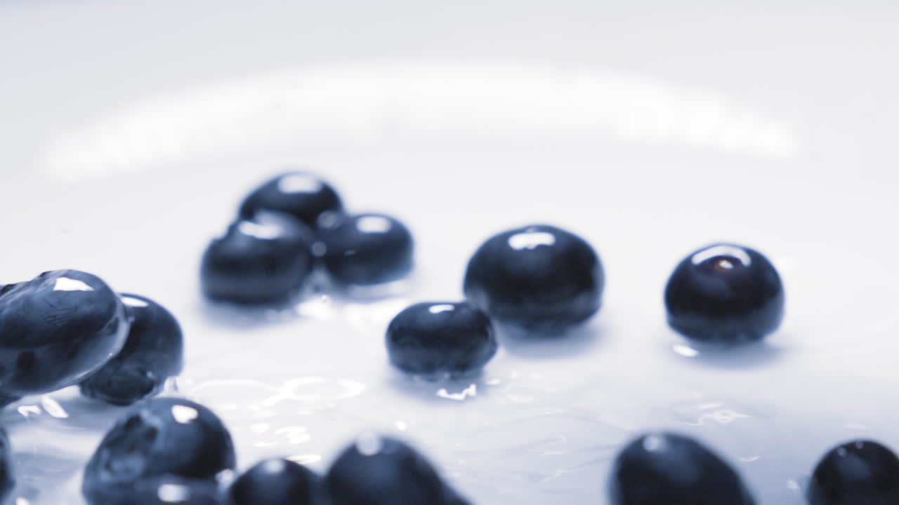 물-8에 떨어지는 여러 베리의 슬로우모션