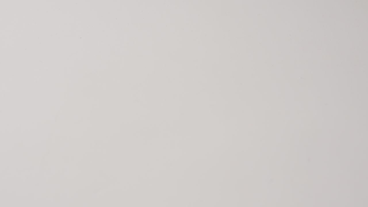 colocando a mano un pedazo de huevo orgánico sobre una superficie blanca