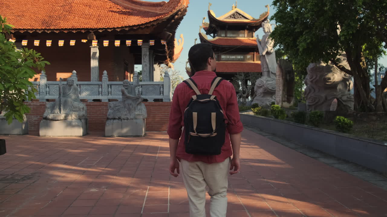 hombre caminando por un templo vietnamita