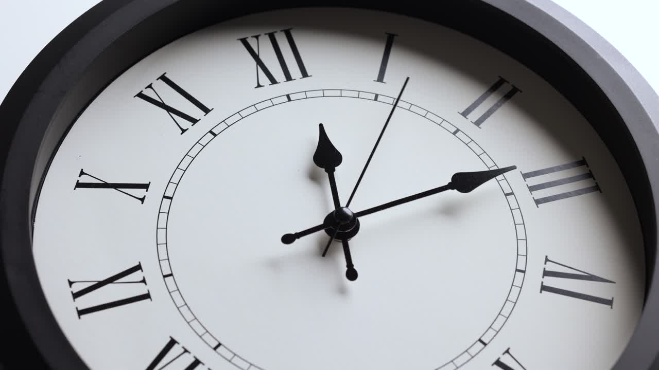 película de lapso de tiempo. gran reloj de pared blanco fija la hora para las 12.00 horas. la manija de minutos roja sigue funcionando. números romanos