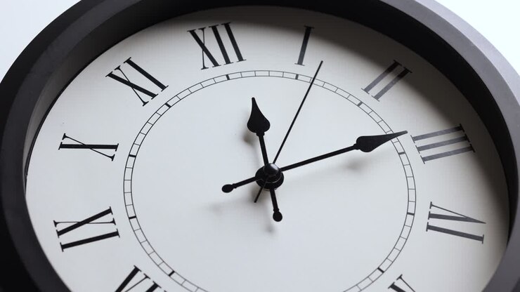 Time lapse movie. Large white wall clock Set the time for 12.00 o'clock. The red minute hand keeps running. Roman numerals