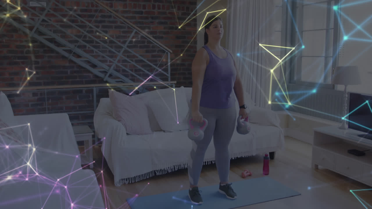animación de la red de conexiones sobre mujer levantando kettlebells haciendo ejercicio en casa