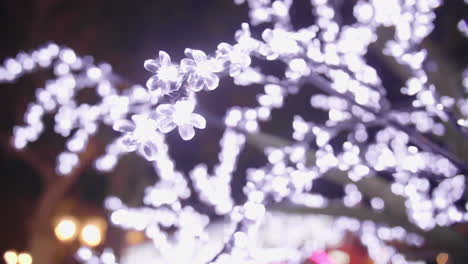 Luces-Brillantes-En-Un-árbol-Falso-Decoración-Navideña-Mercado-De-Montpellier-Francia