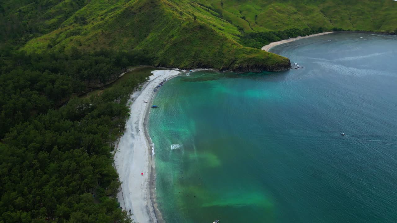 필리핀 산안토니오 주 잔발레스에 있는 아나와긴 코브에 있는 푸른 크리스탈 은 물 위에
