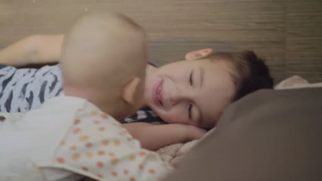 el hermano mayor con su hermana pequeña