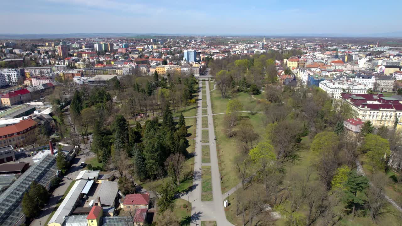 gente caminando y descansando en el parque en medio de la ciudad de olomouc en un soleado día de primavera, república checa