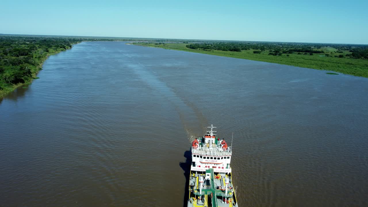 toma de adelantamiento de un gran barco comercial rojo que cruza el hermoso río azul, paraguay