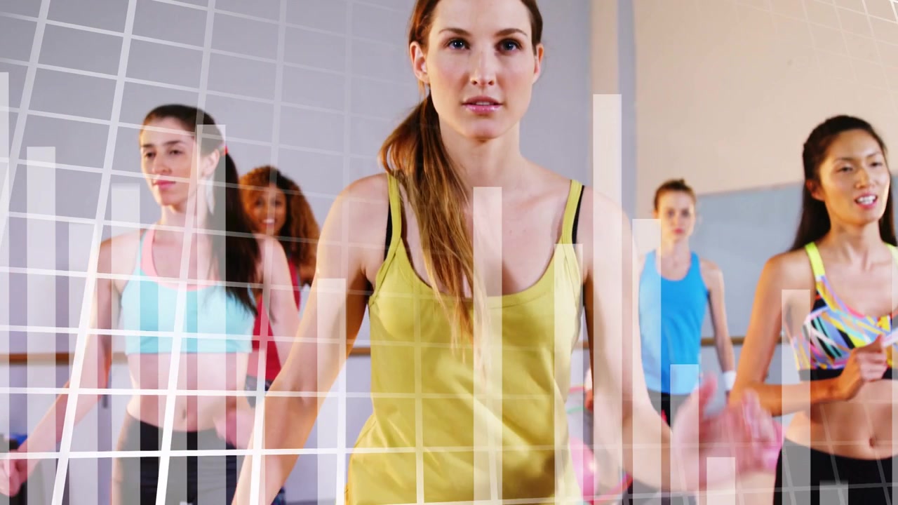 Video verticale: Donna al centro che fa passi e solleva il ginocchio, con barre a griglia animate, mentre guida una lezione di fitness.