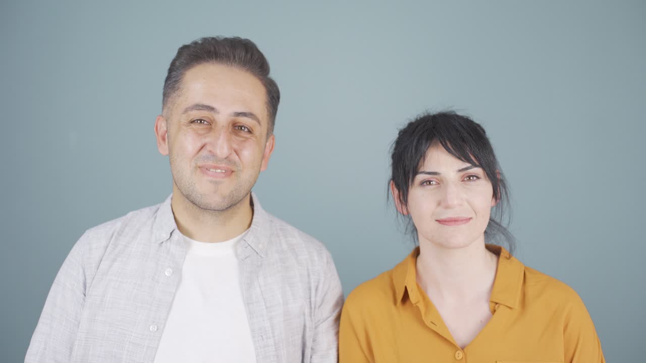 contentos con lo que oyeron, la pareja aprueba.