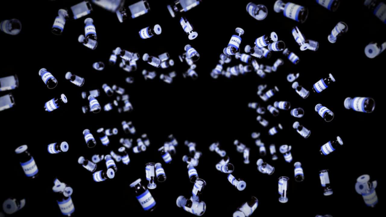 검은색 배경에 많은 백신 병을 날리는 의료 개념 바이러스 치료 투명 액체 백신의 3d 루프 애니메이션