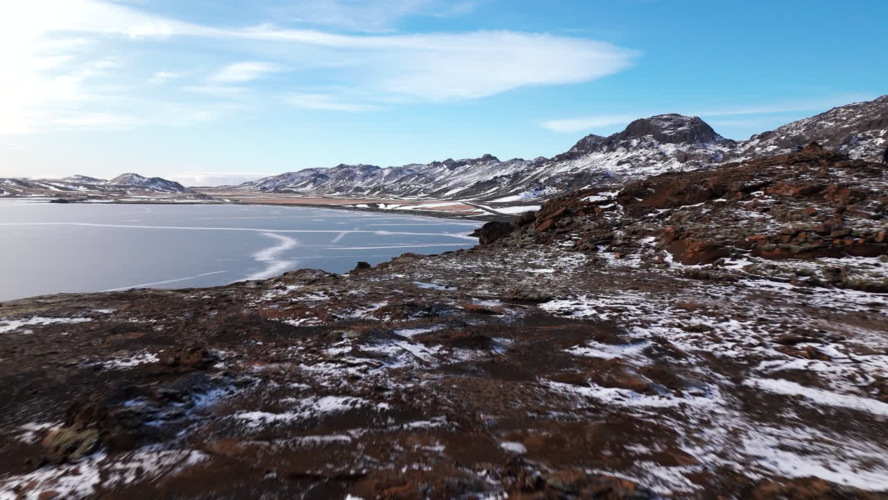 은 눈 개와 얼어붙은 호수로 인 산악 아이슬란드, 드론 촬영