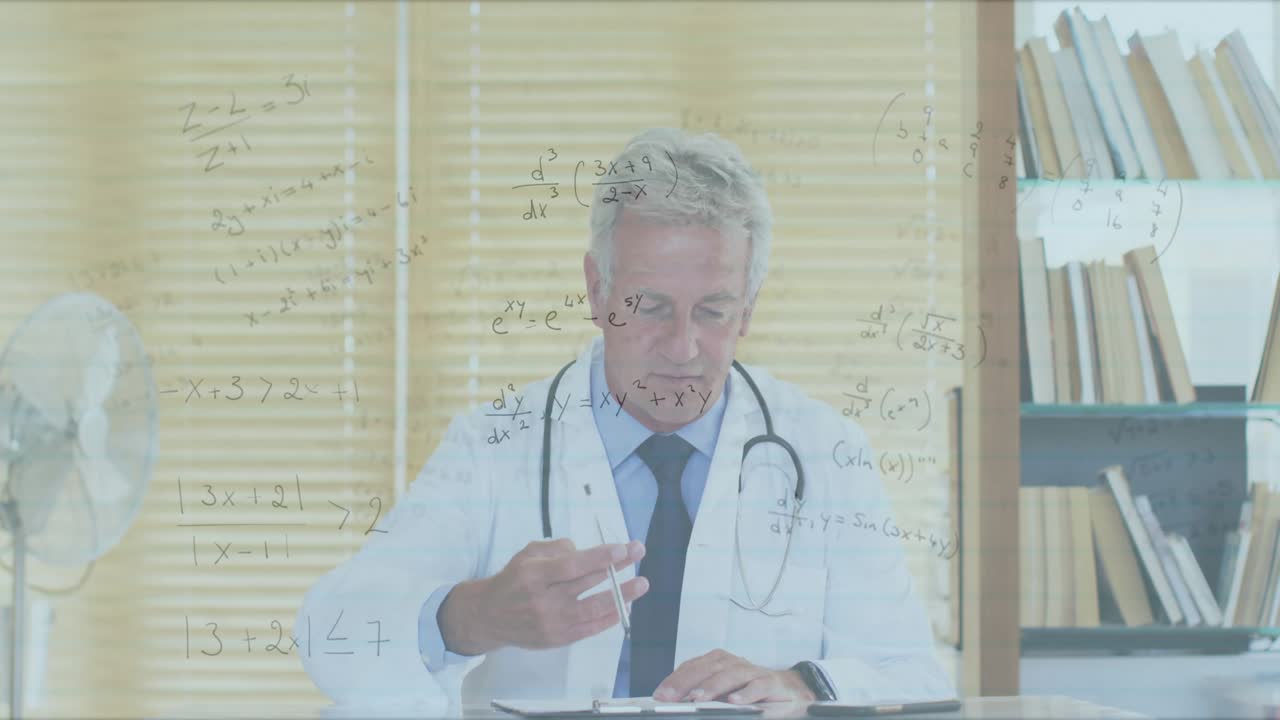 Médico experimentado gesticulando hacia fórmulas médicas, luego tocando una tablet y escribiendo resultados de cálculos