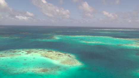 Eastern-Caribbean-Sea-littered-with-sandbanks-at-Los-Roques,-Venezuela