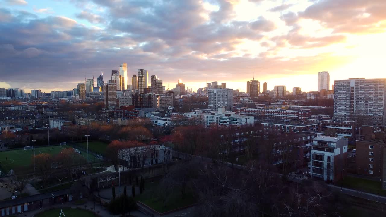 Drohnenaufnahme über dem Haggerston Park mit der City of London in der Ferne