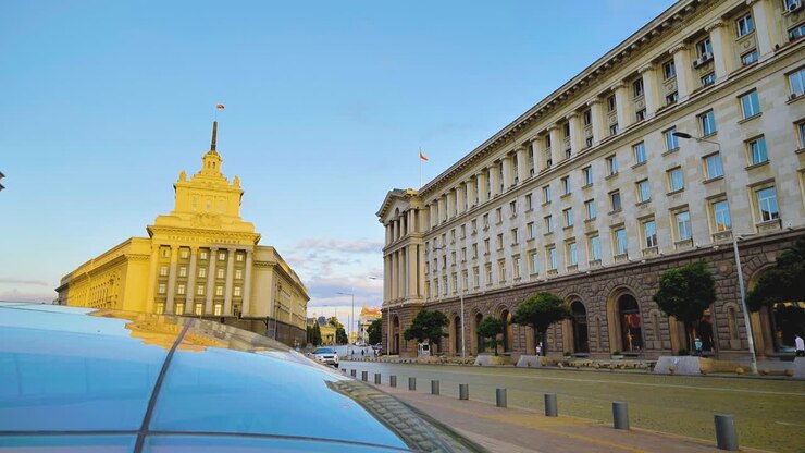 Timelapse nel centro di Sofia, Bulgaria, sui sampietrini gialli, verso l'Assemblea Nazionale e la Presidenza.