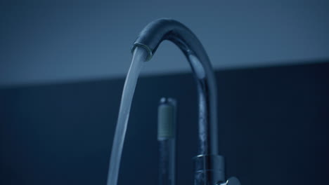 agua corriente de un grifo
