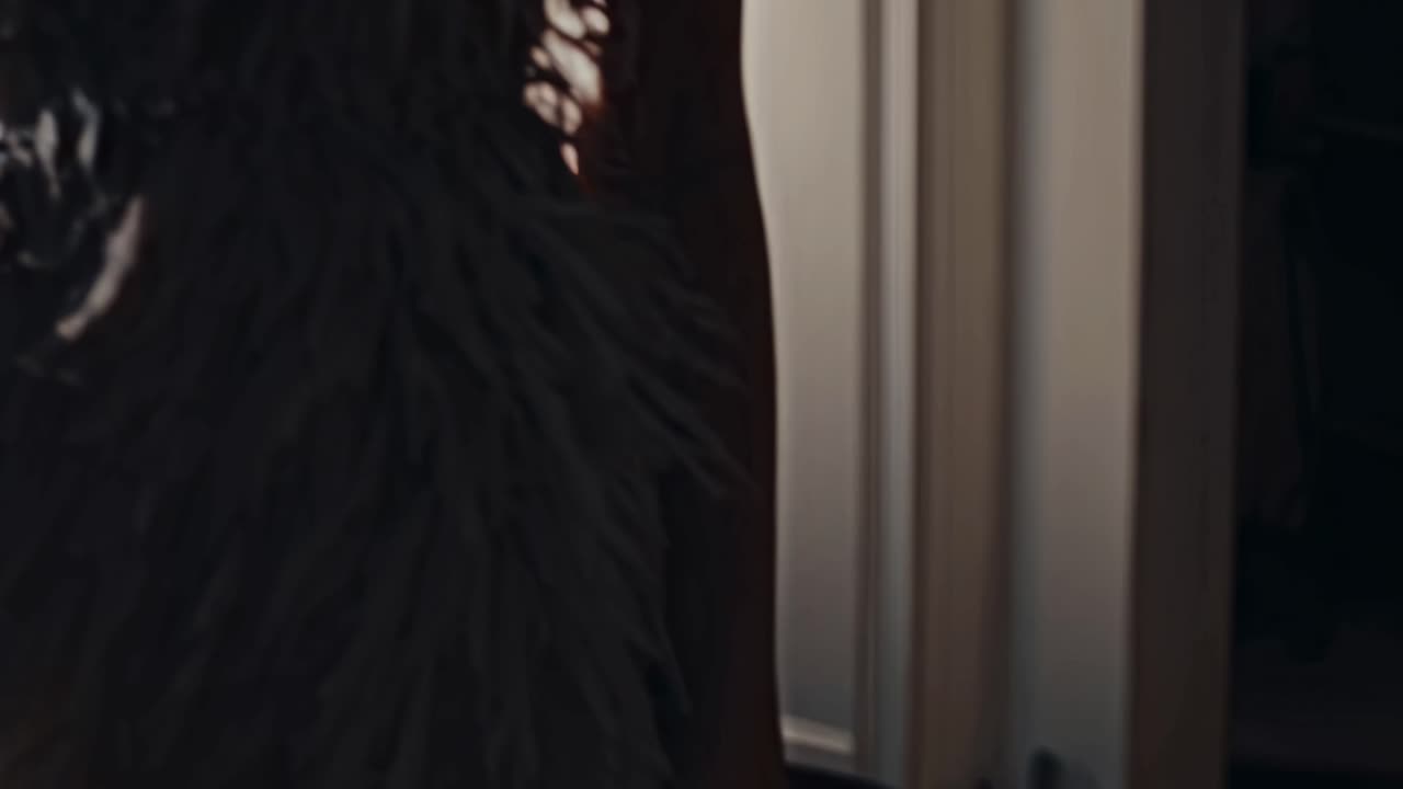 털 드레스 를 입은 우아 한 여자