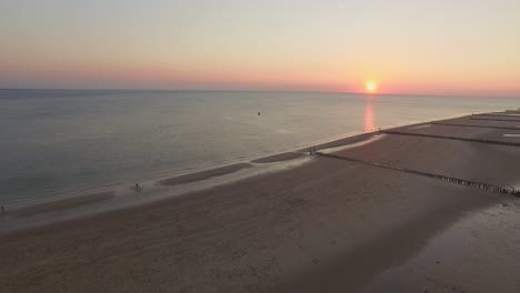 antena: la playa entre vlissingen y dishoek durante la puesta de sol