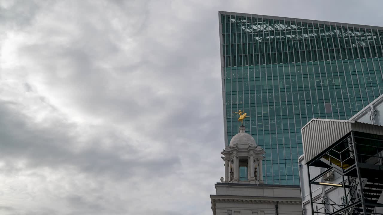 subiendo las escaleras al palacio de victoria, londres, reino unido