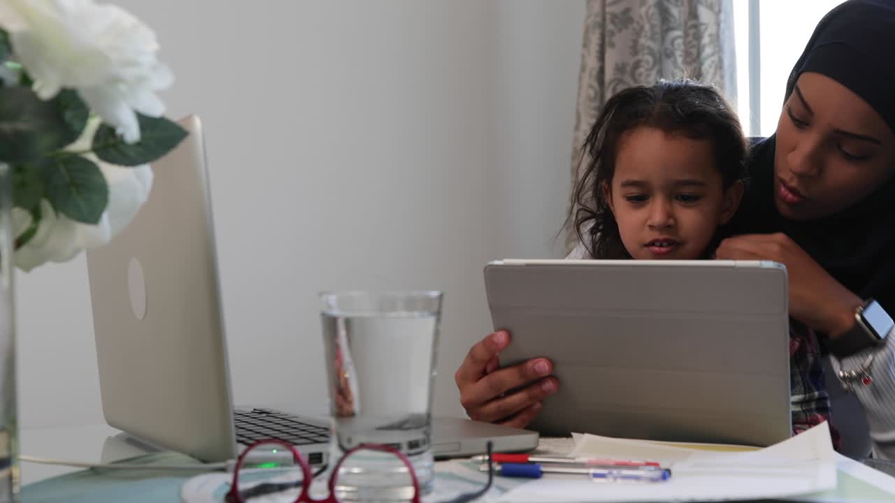 madre e hija en casa