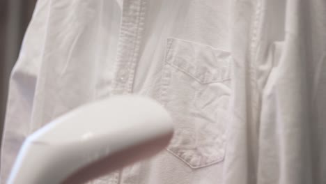 planchando una camisa blanca