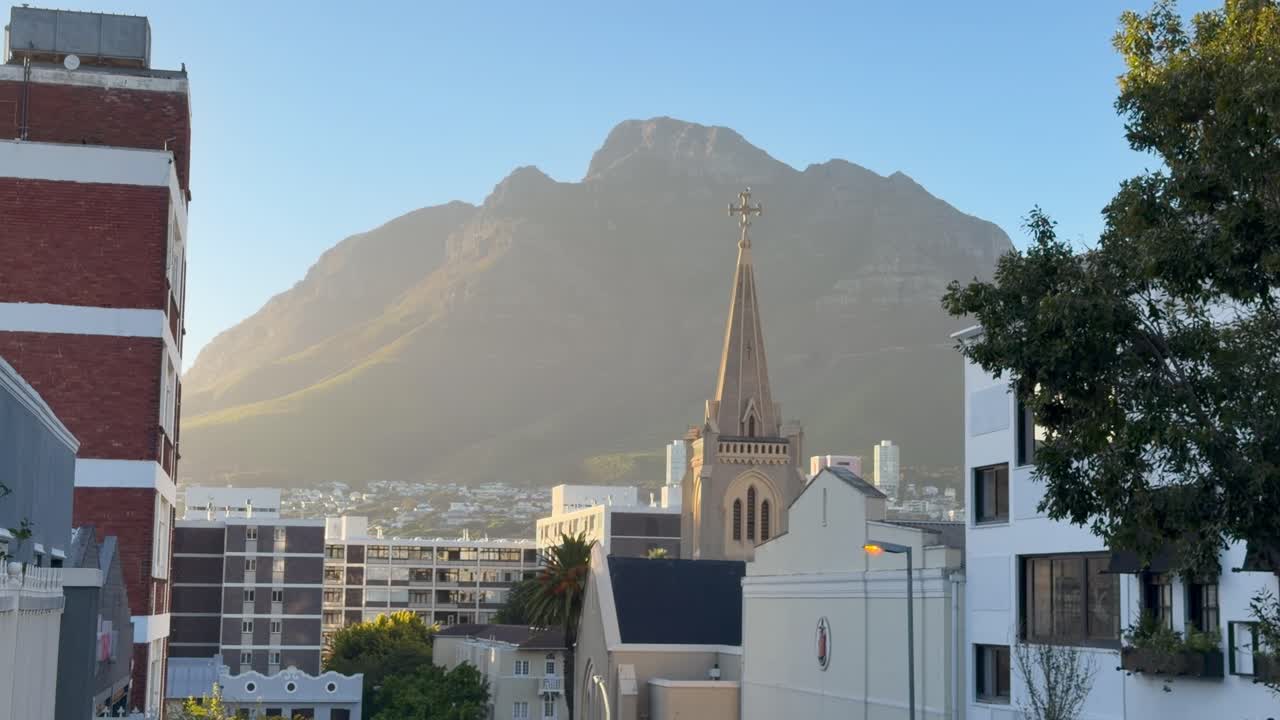 Vista della Table Mountain al mattino dal centro di Città del Capo
