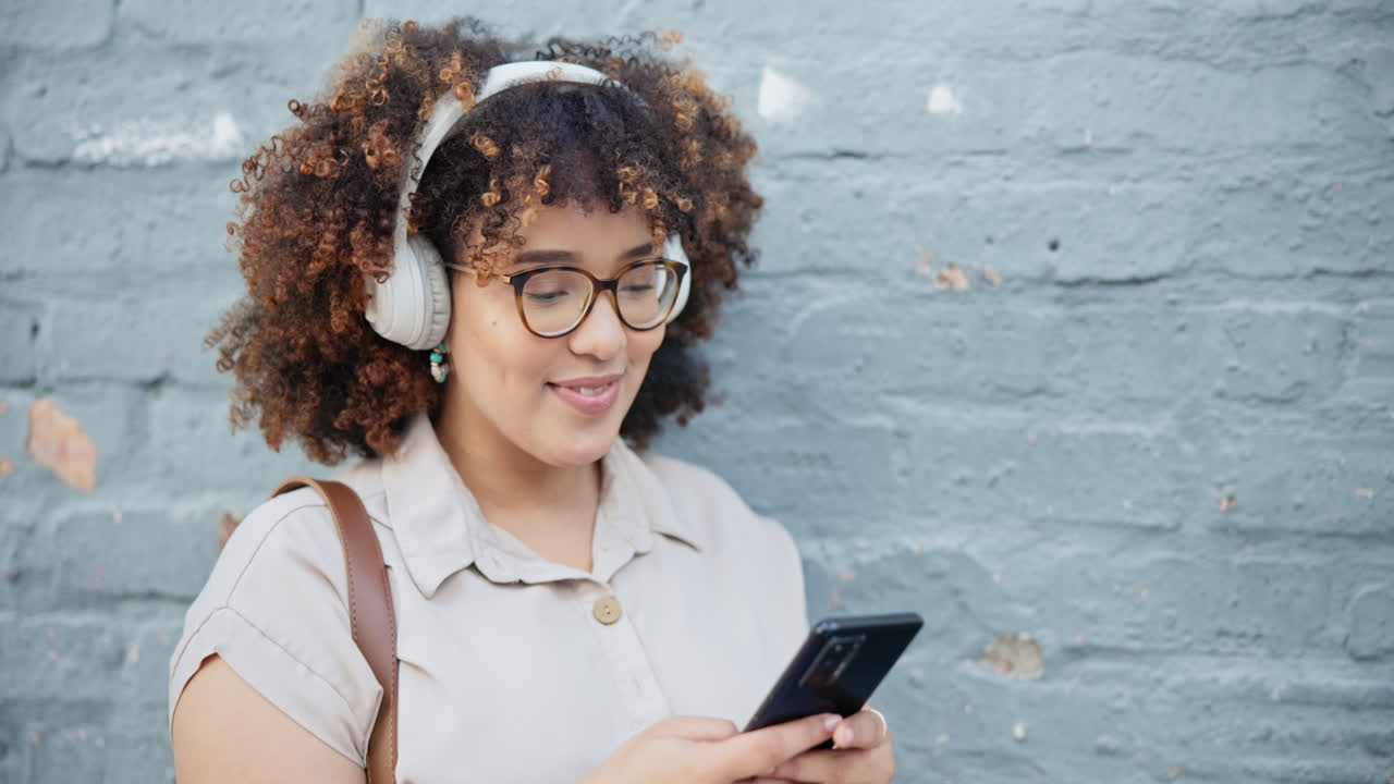 auriculares, móvil o mujer feliz en la ciudad bailando