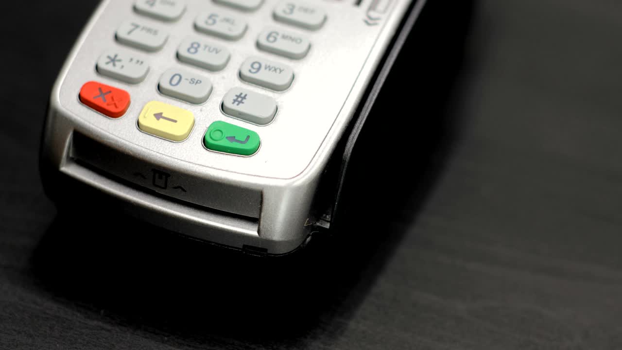 с использованием терминала кредитной карты с pin в магазине