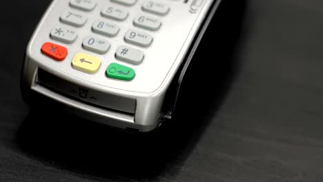 utilizando un terminal de tarjeta de crédito con el pin guardado