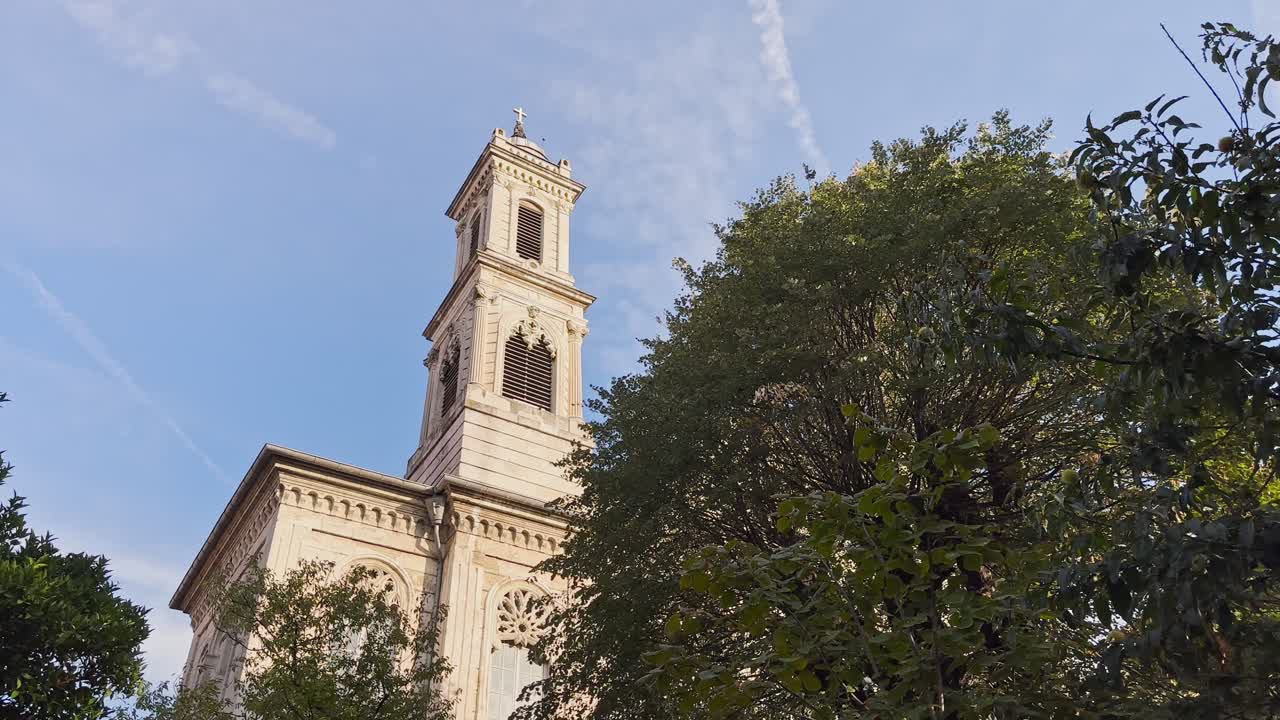 Preghiera, candela, croce in una chiesa storica.