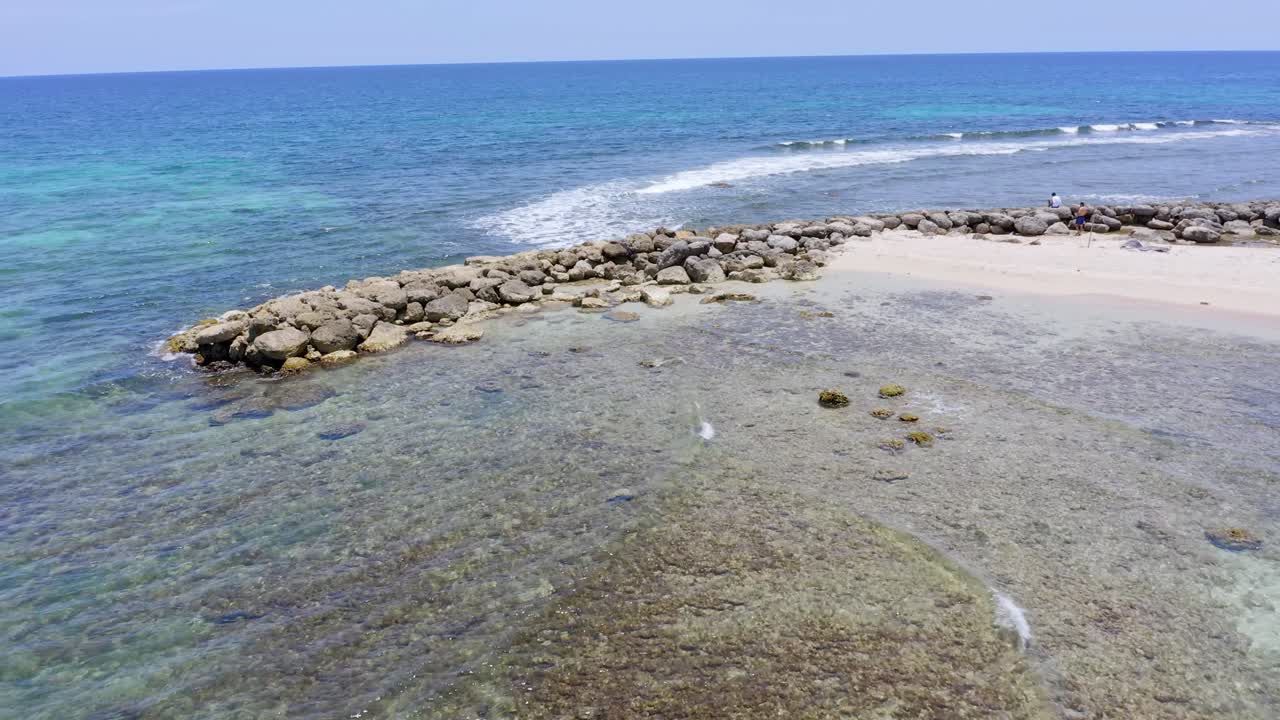 도미니카 공화국의 히스파니올라 섬에 있는 후안 돌리오 해변의 방파제