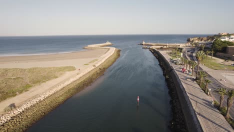 Fliegen-über-Den-Kanal-Des-Bensafrim-Flusses-In-Richtung-Ozean